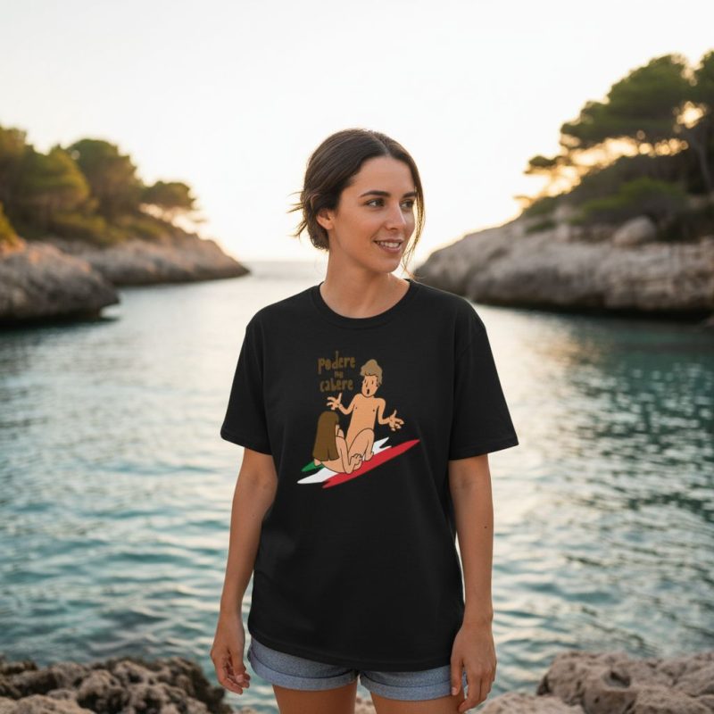 Camiseta «Podere No Cabere» – Humor mallorquín e italiano - foto de estilo de vida