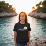 Camiseta ‘Sol Solet’ - foto de estilo de vida Camiseta ‘Sol Solet’ - foto de estilo de vida