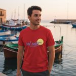 Camiseta ‘Sol Solet’ - foto de estilo de vida Camiseta ‘Sol Solet’ - foto de estilo de vida