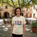 Camiseta Caçar Mopis - foto de estilo de vida Camiseta Caçar Mopis - foto de estilo de vida