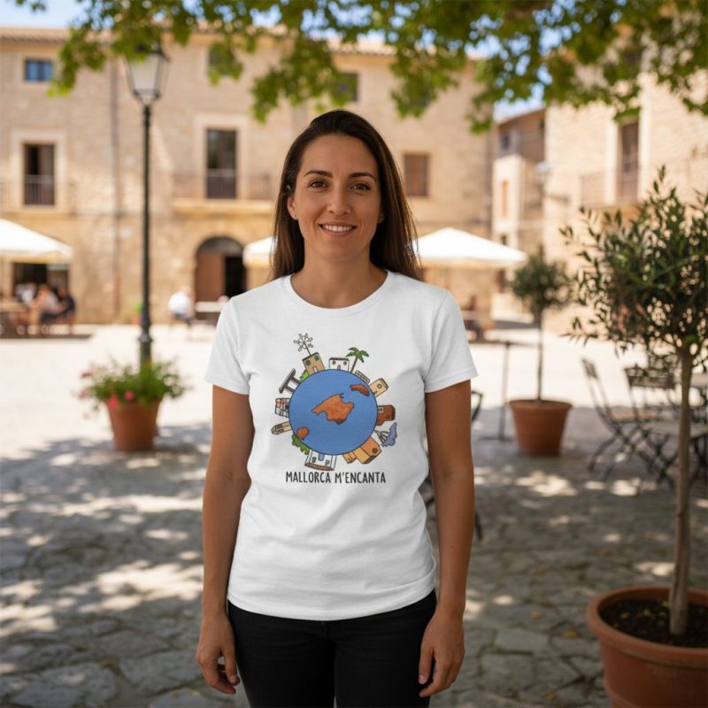 Camiseta Cada Casa És un Mon Sense - foto de estilo de vida
