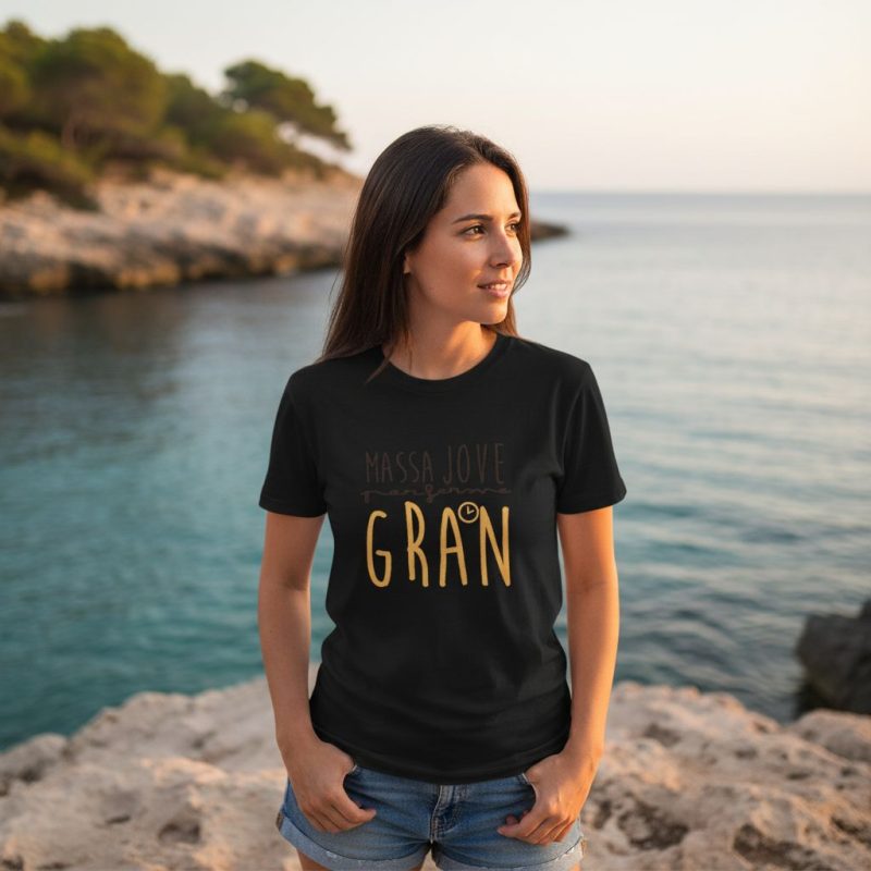Camiseta ‘Massa Jove per Fer-me Gran’ - foto de estilo de vida