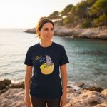 Camiseta All i Oli – Berenjena en el Cuenco - foto de estilo de vida