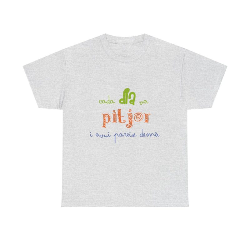 Gris ceniza - Camiseta «Cada dia va pitjor i avui pareix demà»