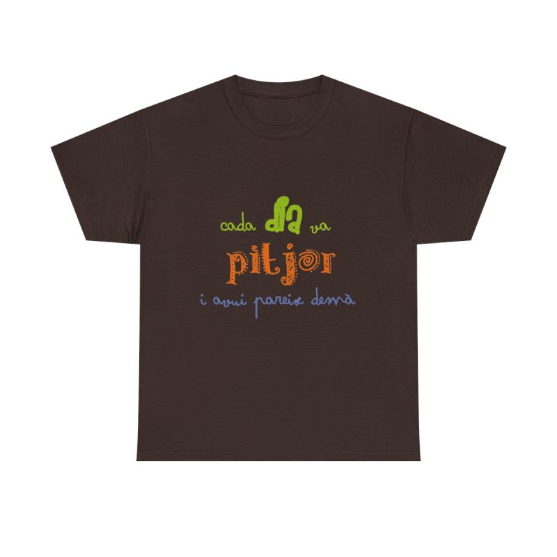 Marron chocolate - Camiseta «Cada dia va pitjor i avui pareix demà»