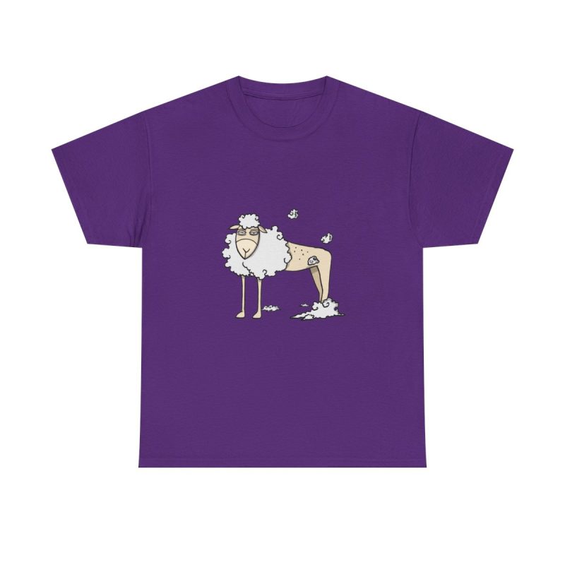 Morado - Camiseta Tondra: una oveja entre nubes