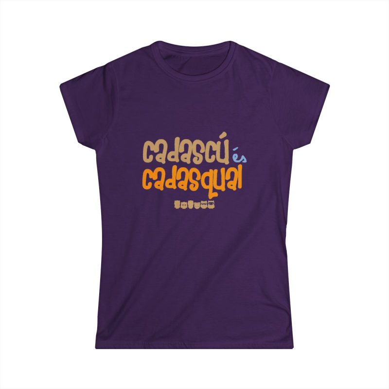 Camiseta mujer Softstyle - Morado - Camiseta «Cadascú és cadasqual»
