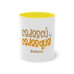Taza bicolor - Amarillo - Camiseta «Cadascú és cadasqual»