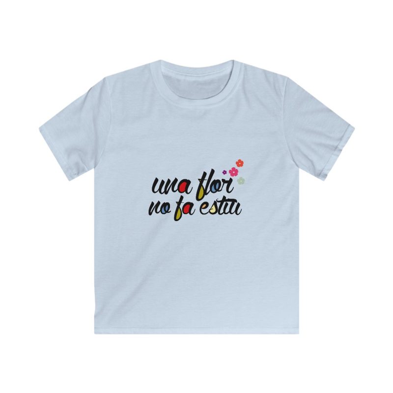 Camiseta infantil Softstyle - Azul claro - Camiseta «Una flor no fa estiu» Camiseta infantil Softstyle - Azul claro - Camiseta «Una flor no fa estiu»