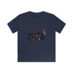 Camiseta infantil Softstyle - Azul marino - Camiseta «Una flor no fa estiu» Camiseta infantil Softstyle - Azul marino - Camiseta «Una flor no fa estiu»