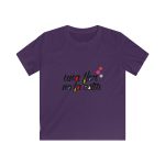 Camiseta infantil Softstyle - Morado - Camiseta «Una flor no fa estiu» Camiseta infantil Softstyle - Morado - Camiseta «Una flor no fa estiu»