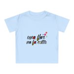 Camiseta de bebe - Azul empolvado - Camiseta «Una flor no fa estiu» Camiseta de bebe - Azul empolvado - Camiseta «Una flor no fa estiu»