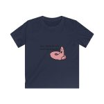 Camiseta infantil Softstyle - Azul marino - Camiseta «Qui pets envia» Camiseta infantil Softstyle - Azul marino - Camiseta «Qui pets envia»