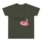 Camiseta hombre punto liso - Caqui urbano - Camiseta «Qui pets envia» Camiseta hombre punto liso - Caqui urbano - Camiseta «Qui pets envia»