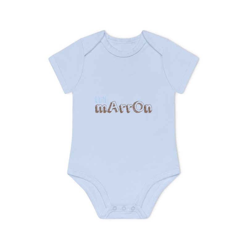 Body bebe manga corta organico - Azul empolvado - Camiseta «Quin marrón» Body bebe manga corta organico - Azul empolvado - Camiseta «Quin marrón»