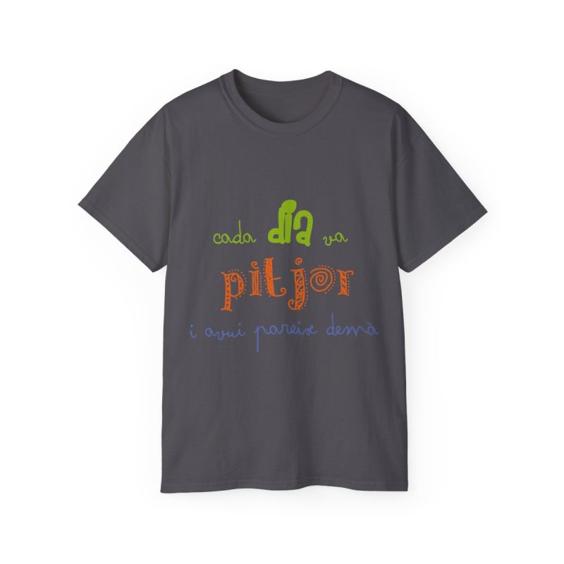 Camiseta ultra algodon - Gris marengo - Camiseta «Cada dia va pitjor i avui pareix demà» Camiseta ultra algodon - Gris marengo - Camiseta «Cada dia va pitjor i avui pareix demà»
