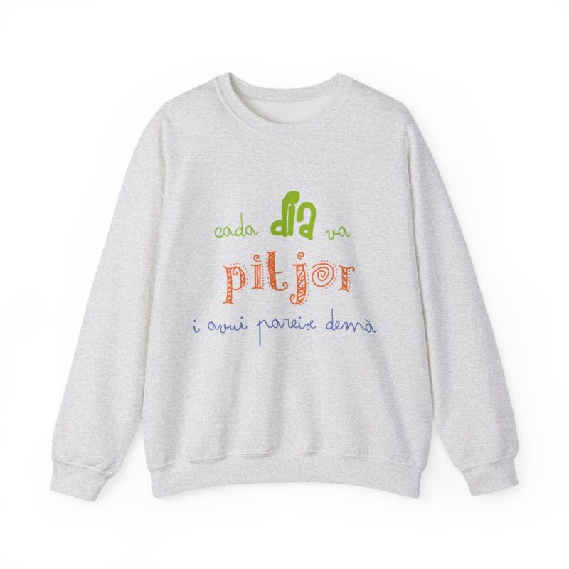 Sudadera cuello redondo - Gris ceniza - Camiseta «Cada dia va pitjor i avui pareix demà» Sudadera cuello redondo - Gris ceniza - Camiseta «Cada dia va pitjor i avui pareix demà»