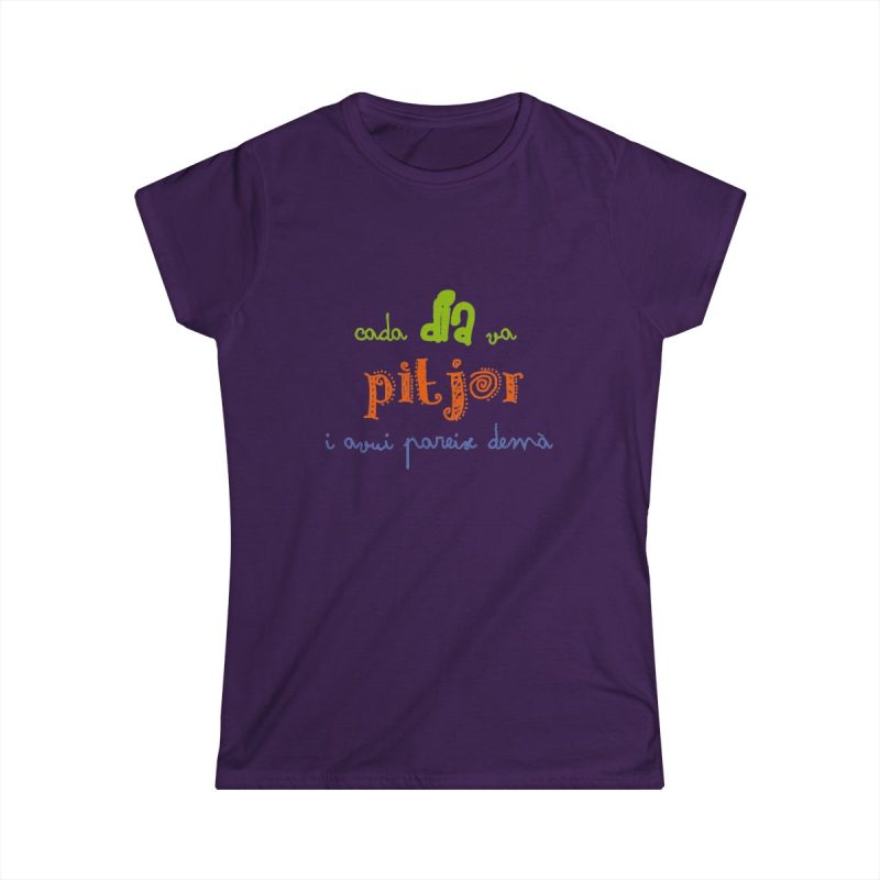 Camiseta mujer Softstyle - Morado - Camiseta «Cada dia va pitjor i avui pareix demà»
