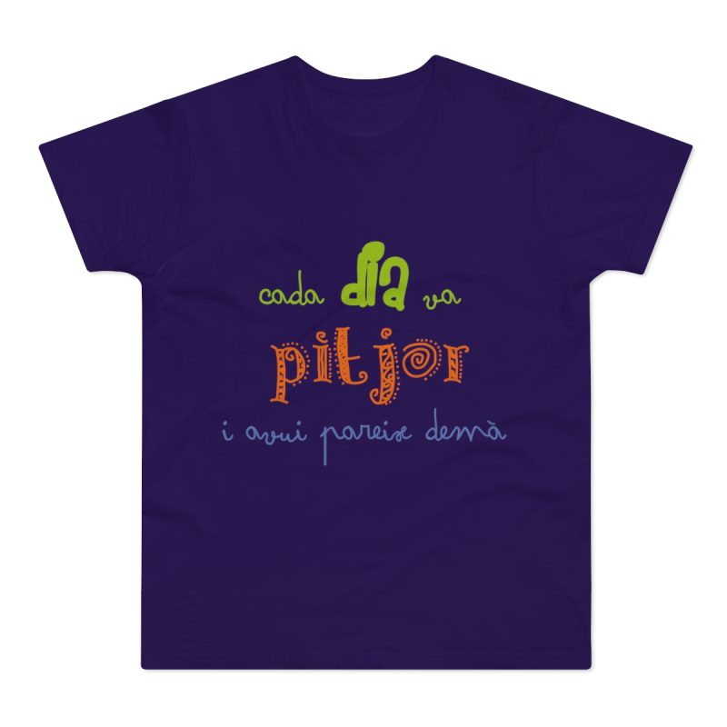 Camiseta hombre punto liso - Morado urbano - Camiseta «Cada dia va pitjor i avui pareix demà»