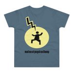 Camiseta hombre punto liso - Azul piedra - Camiseta «Mal no et toqui un llamp» Camiseta hombre punto liso - Azul piedra - Camiseta «Mal no et toqui un llamp»