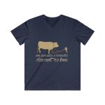 Camiseta hombre entallada cuello de pico - Azul marino - Camiseta «No passis s’arada davant es bou»