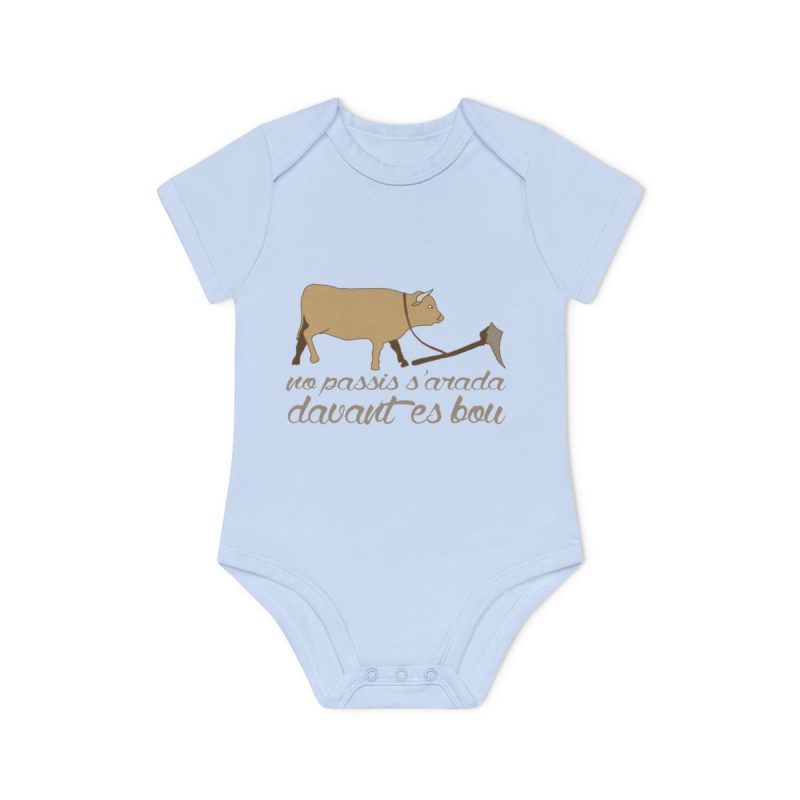 Body bebe manga corta organico - Azul empolvado - Camiseta «No passis s’arada davant es bou» Body bebe manga corta organico - Azul empolvado - Camiseta «No passis s’arada davant es bou»