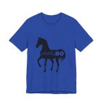 Camiseta jersey manga corta - Azul royal autentico - Camiseta unisex Cavall Alegre Sant Joan «Ara va de bo» Camiseta jersey manga corta - Azul royal autentico - Camiseta unisex Cavall Alegre Sant Joan «Ara va de bo»