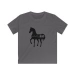 Camiseta infantil Softstyle - Gris marengo - Camiseta unisex Cavall Alegre Sant Joan «Ara va de bo»