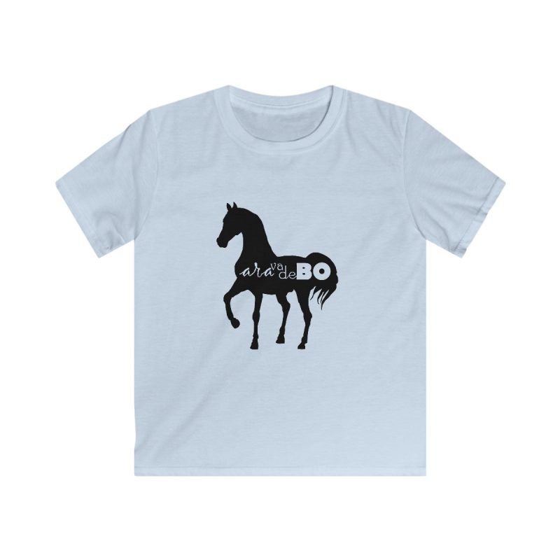 Camiseta infantil Softstyle - Azul claro - Camiseta unisex Cavall Alegre Sant Joan «Ara va de bo»