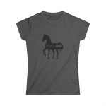 Camiseta mujer Softstyle - Gris marengo - Camiseta unisex Cavall Alegre Sant Joan «Ara va de bo»
