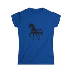 Camiseta mujer Softstyle - Azul royal - Camiseta unisex Cavall Alegre Sant Joan «Ara va de bo»