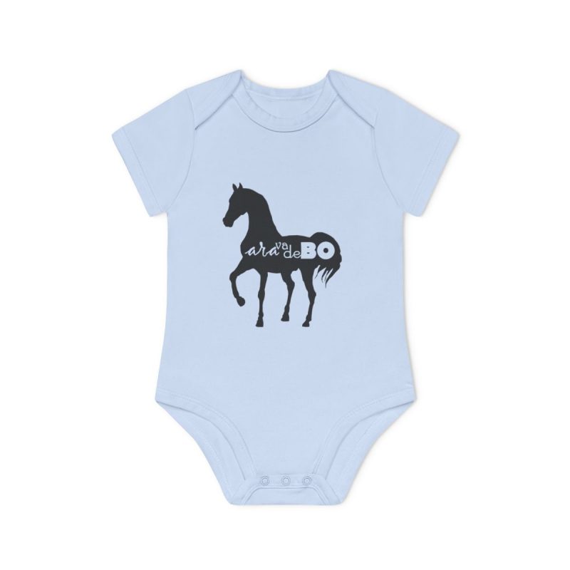 Body bebe manga corta organico - Azul empolvado - Camiseta unisex Cavall Alegre Sant Joan «Ara va de bo» Body bebe manga corta organico - Azul empolvado - Camiseta unisex Cavall Alegre Sant Joan «Ara va de bo»