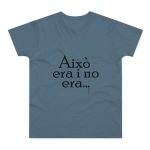 Camiseta hombre punto liso - Azul piedra - Camiseta «Això era i no era…»