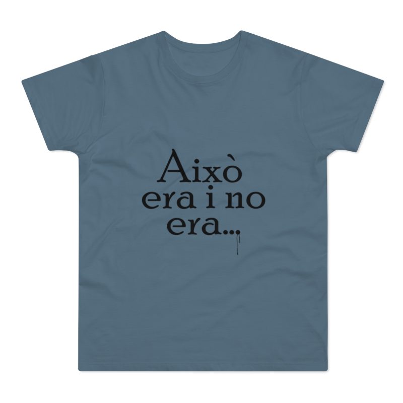 Camiseta hombre punto liso - Azul piedra - Camiseta «Això era i no era…»