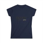 Camiseta mujer Softstyle - Azul marino - Camiseta «Es quinto pino» Camiseta mujer Softstyle - Azul marino - Camiseta «Es quinto pino»