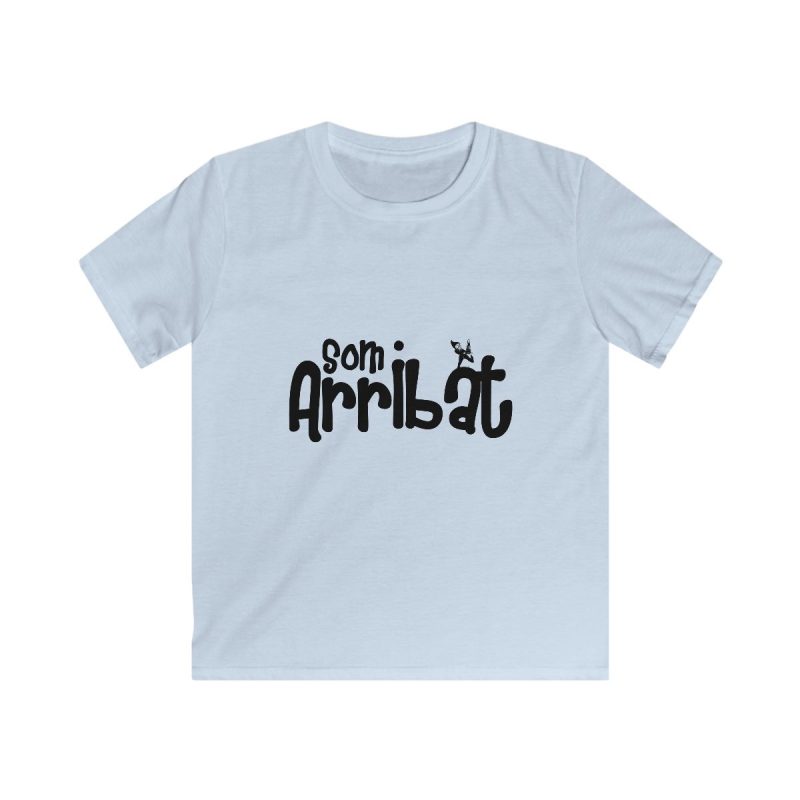 Camiseta infantil Softstyle - Azul claro - Camiseta unisex «Som Arribat»