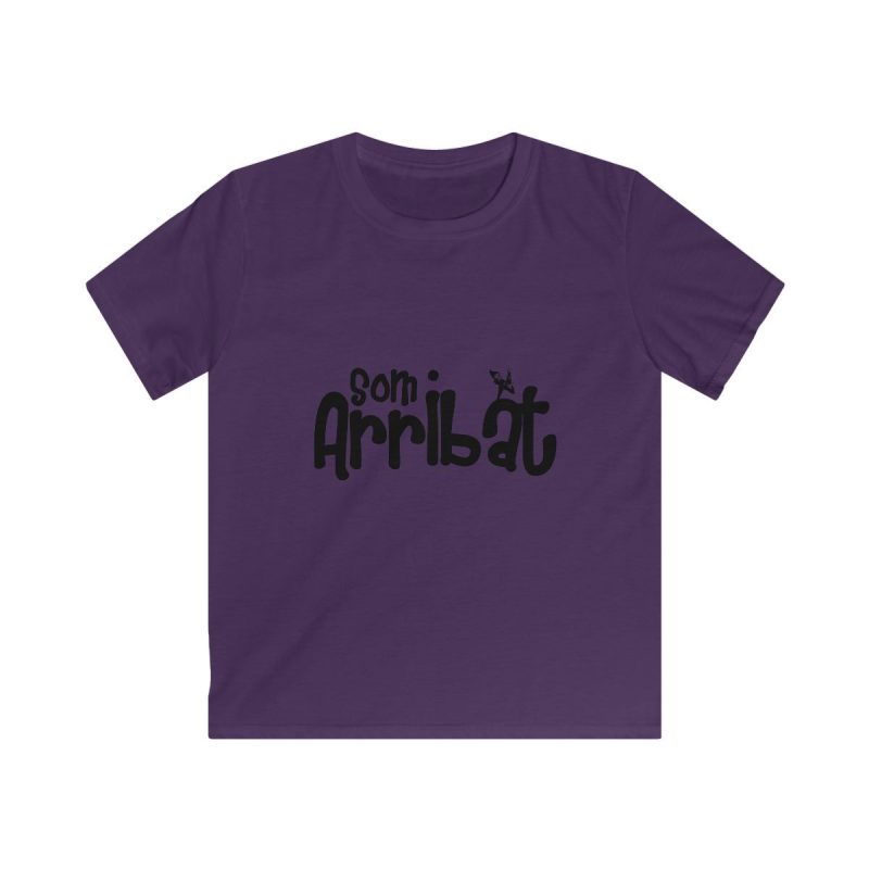 Camiseta infantil Softstyle - Morado - Camiseta unisex «Som Arribat»