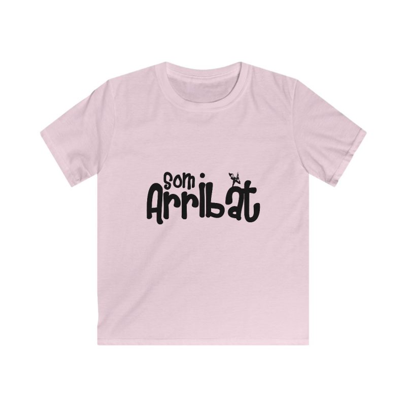 Camiseta infantil Softstyle - Rosa claro - Camiseta unisex «Som Arribat»