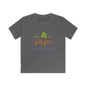 «Cada dia va pitjor i avui pareix demà» — Camiseta infantil Softstyle