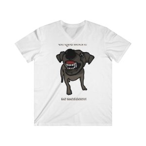 «Ca que lladra no mossega» — Camiseta hombre entallada cuello de pico