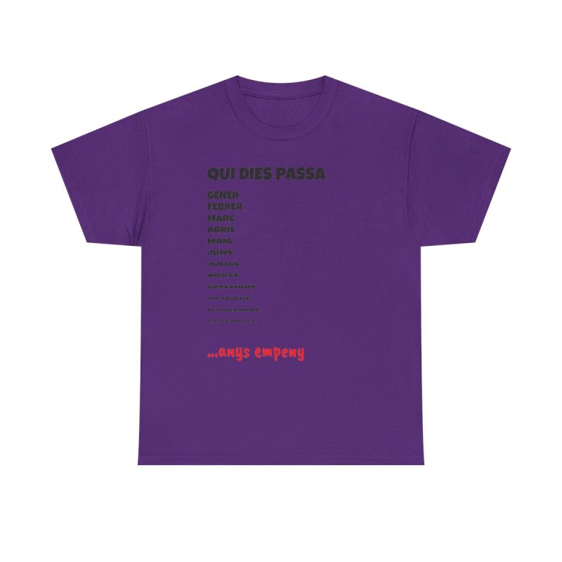 Morado - Camiseta Qui dies passa, anys empeny