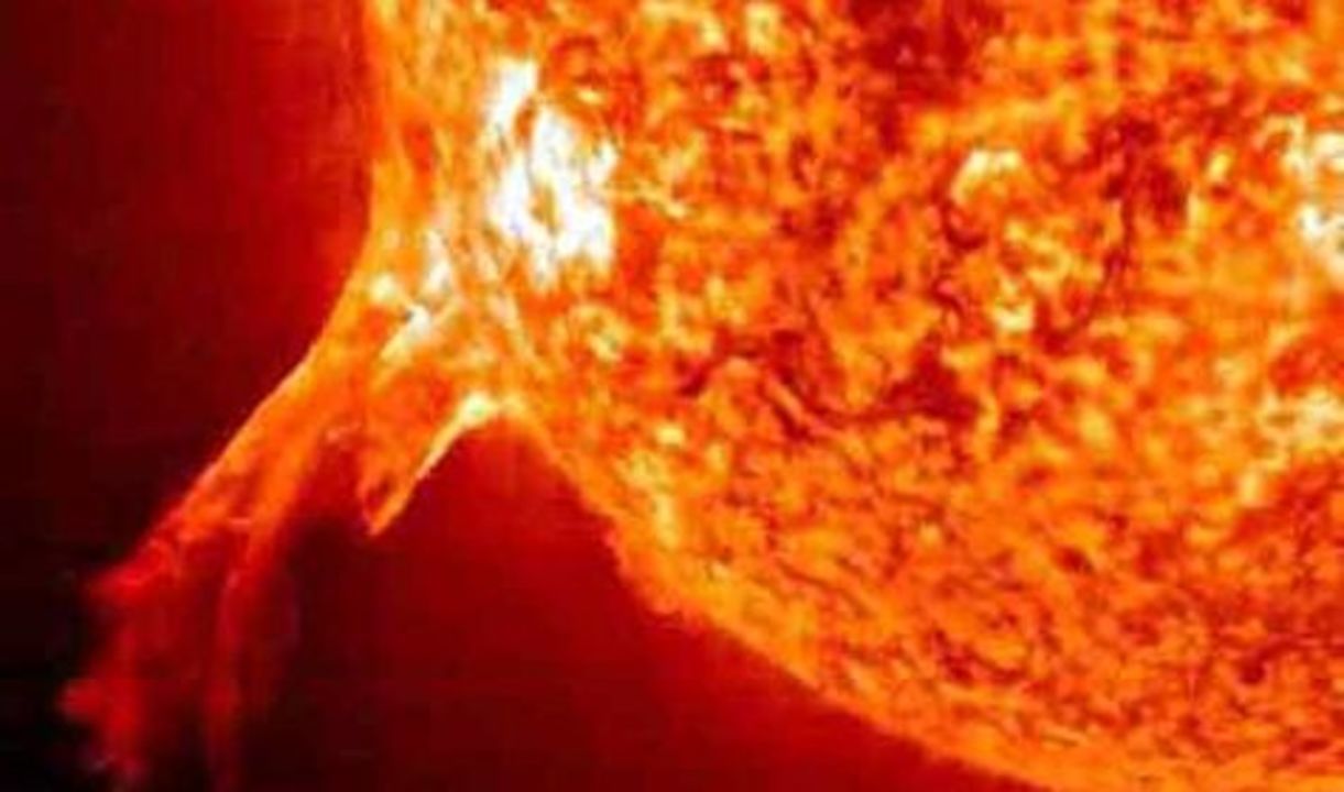 XAPP-1273516872-Solar-Flare-and-Prominence