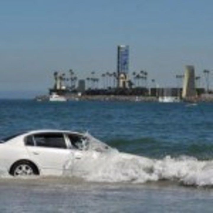 smecher-cu-masina-pe-plaja-57204126305a8b0e0b-0-0-0-0-0