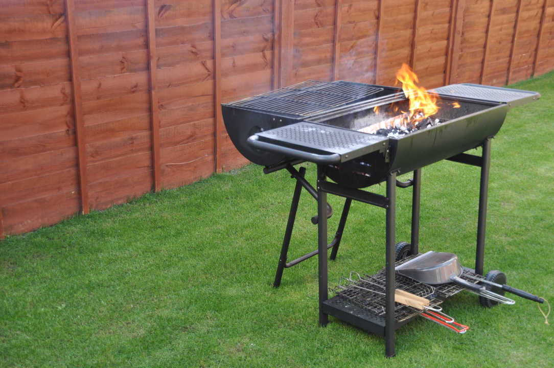 Outdoor barbecue grill