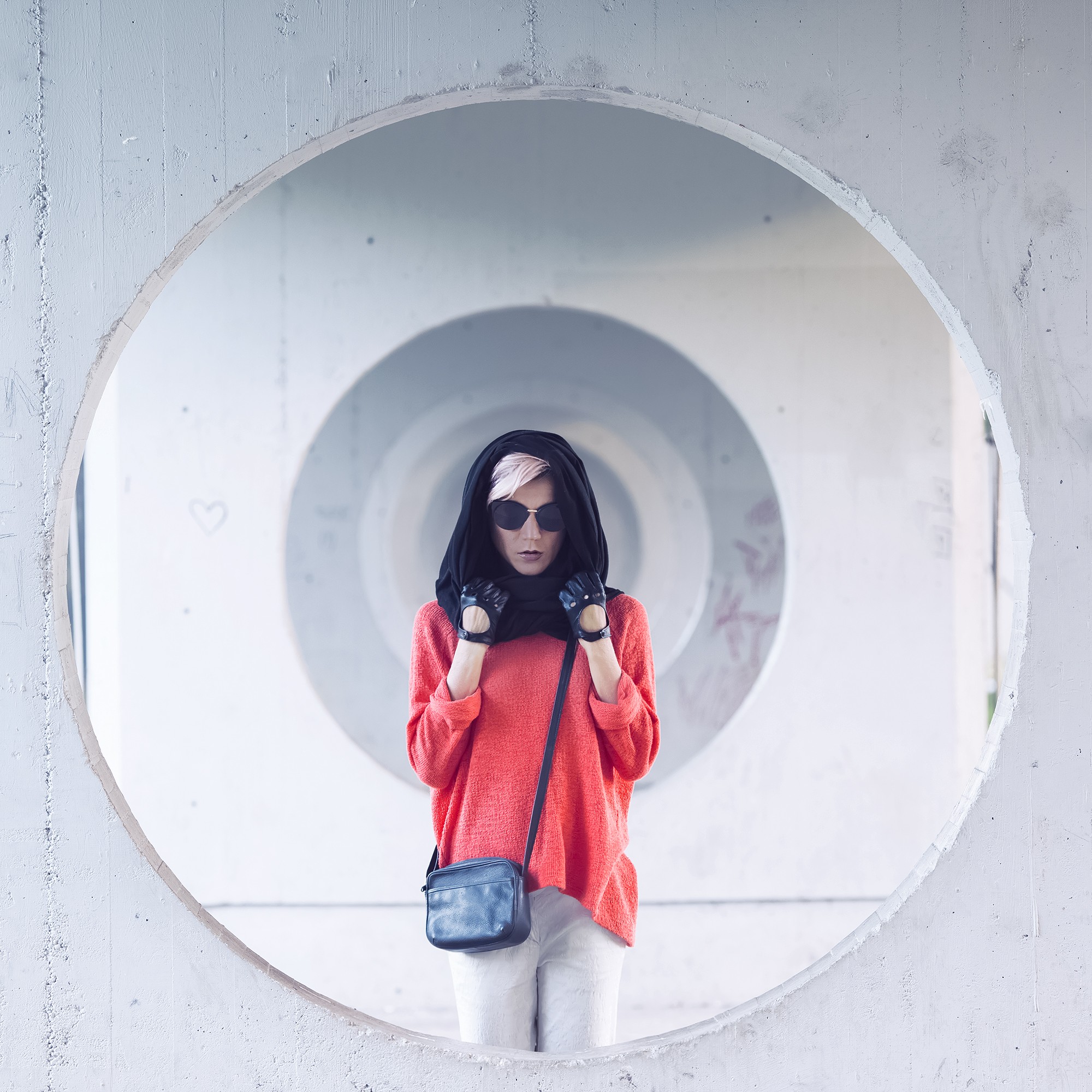 glamorous-blonde-standing-at-the-wall-urban-P2R5A5L