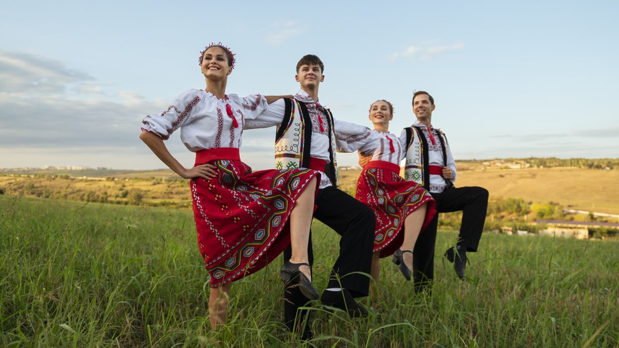 full-shot-smiley-people-dancing-together
