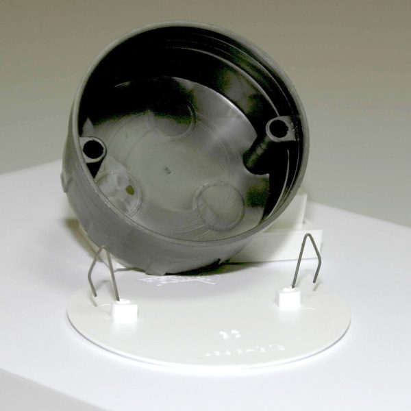 Unit round junction box w/metal claws diam 80x40