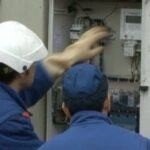 Pană de curent în Sibiu - stâlpi și linii electrice întunecate într-o zonă rezidențială.