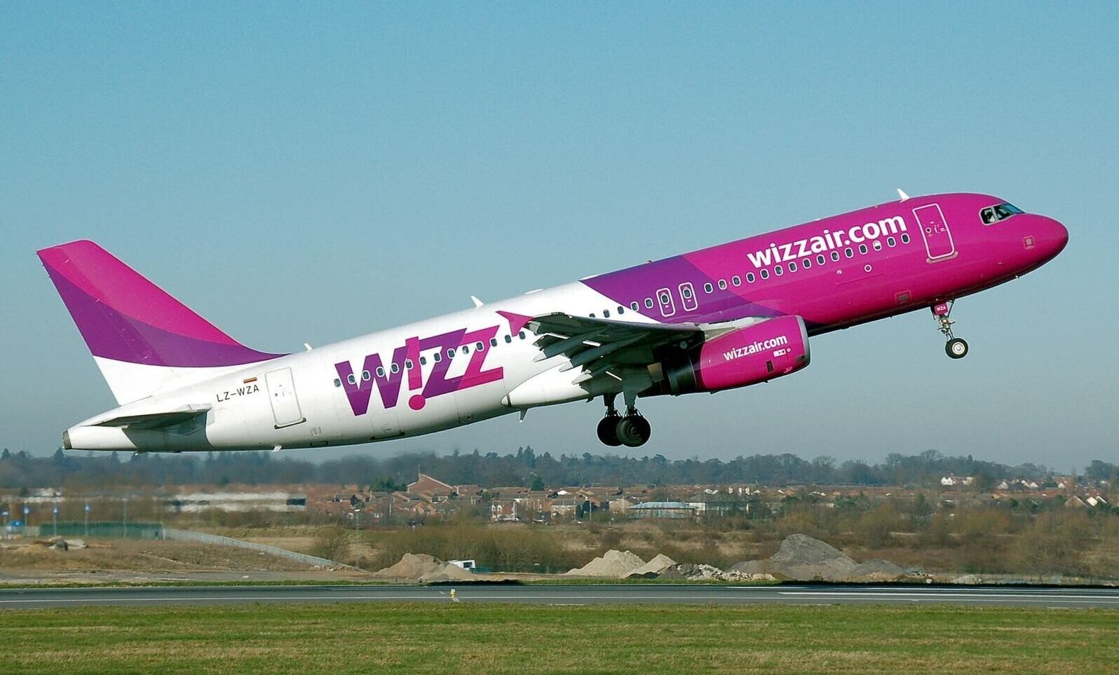 Avion Wizz Air la aeroportul din Sibiu, cu logoul vizibil pe coadă