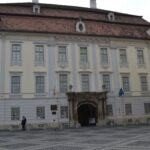 Exercițiu ISU Sibiu: pompieri antrenându-se în fața clădirii impunătoare a Muzeului Brukenthal din Piața Mare.